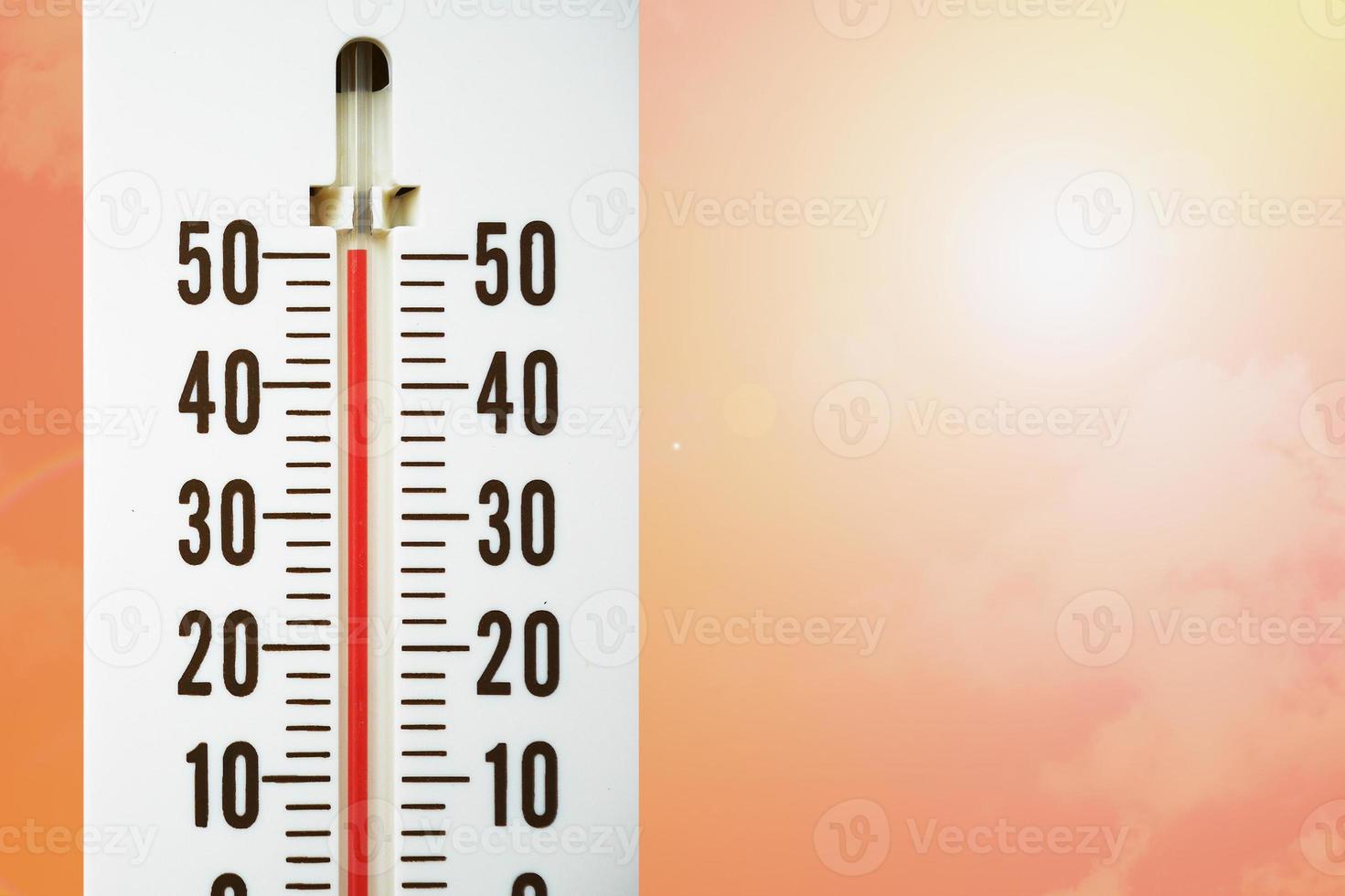 Thermometer mit heißer Temperatur foto