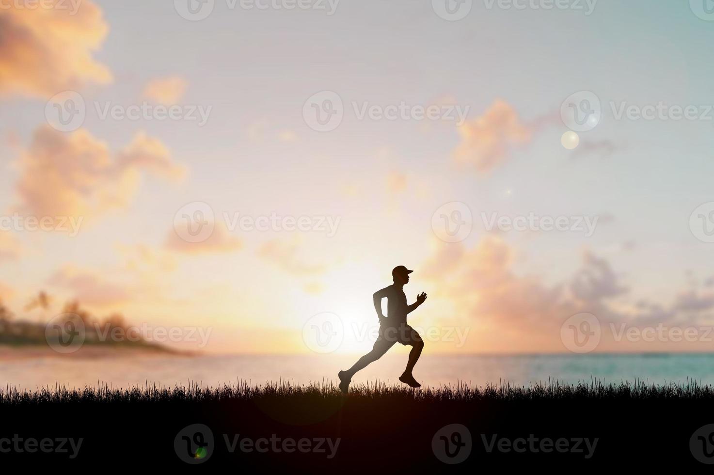 Running Man Silhouette im Sonnenuntergang. Silhouette für ein abendliches Läufertraining. Sonnenuntergänge foto