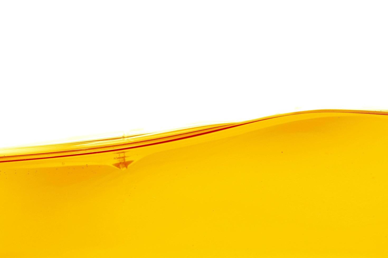 Welle der Ölviskosität und Luftblasen im Öl isoliert auf weißem Hintergrund. foto