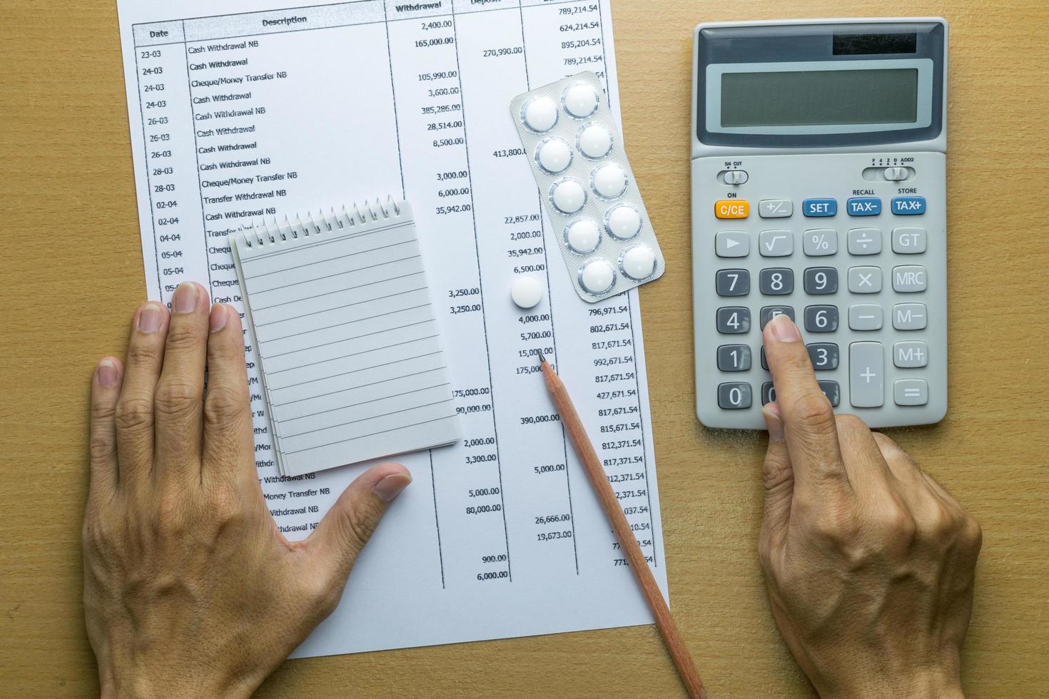 mann plant monatliches budget, finanzen über gesundheitskonzept foto