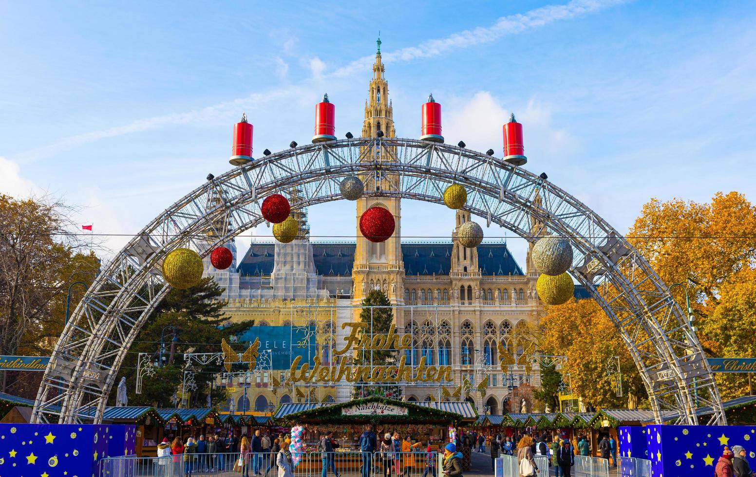 wien, österreich, 2021 - traditioneller weihnachtsmarkt mit bunten ornamenten und dekoration in wien, österreich foto