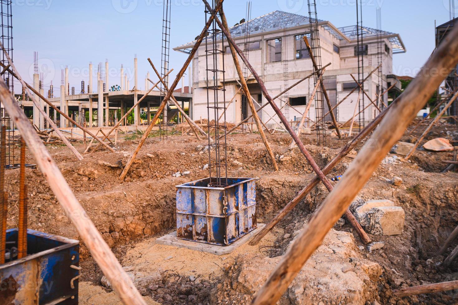 Bau eines Stahlbetonfundaments mit Pfählen zur Unterstützung des Gebäudegewichts foto