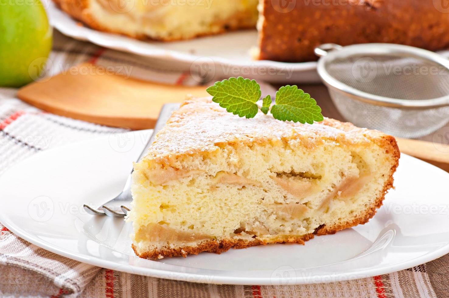 Stück Apfelfruchtkuchen auf einem mit Minzblatt dekorierten Teller foto