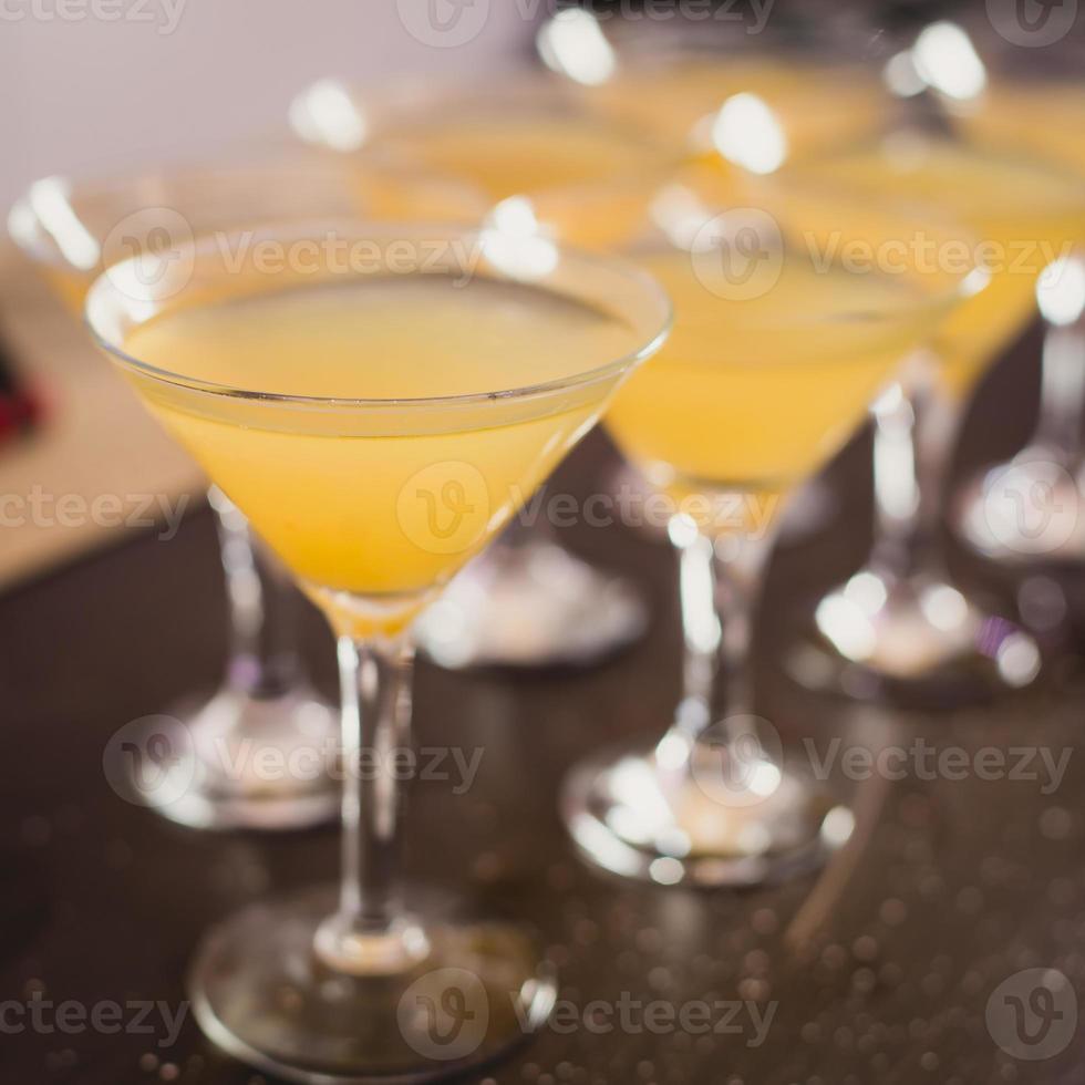 Reihe von verschiedenfarbigen Alkoholcocktails auf einer Open-Air-Party foto