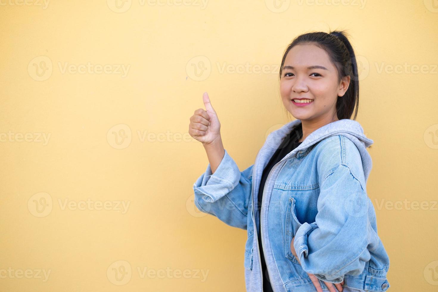 Porträt junges Mädchen tragen Jetket Jeans auf Brauenhintergrund. foto