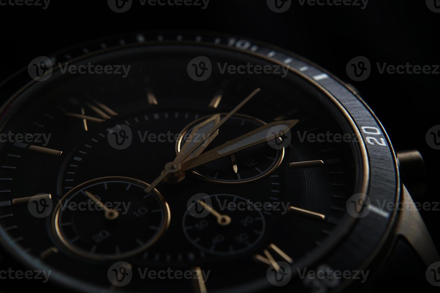 elegante schwarze Armbanduhr mit goldenen Details foto