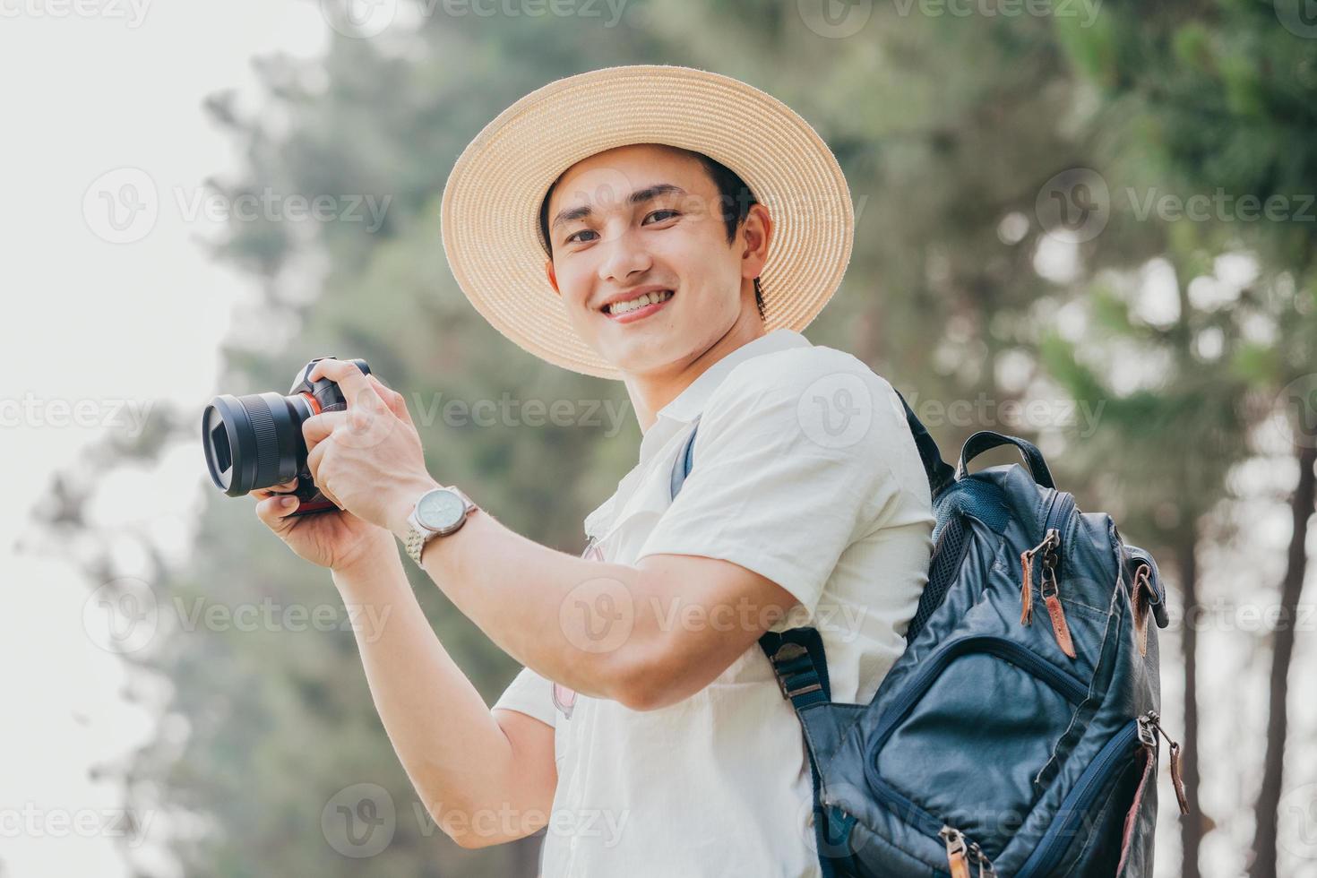 Porträt eines jungen asiatischen Mannes auf Reisen foto