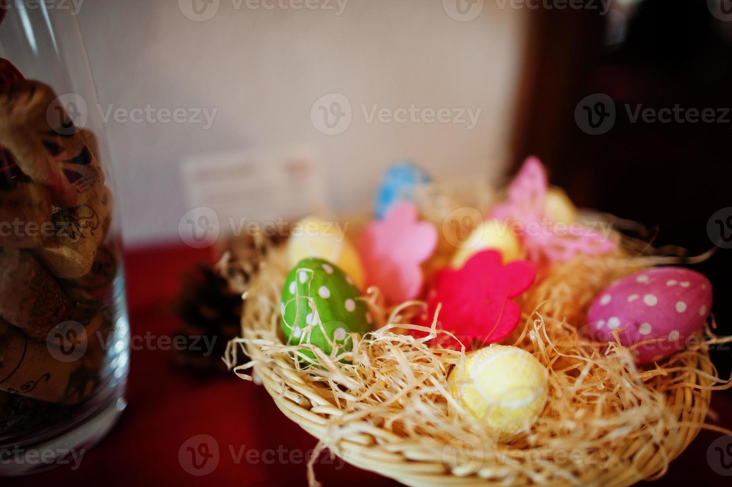 Vorbereitung auf das Osterkonzept. Eier im Busket. foto
