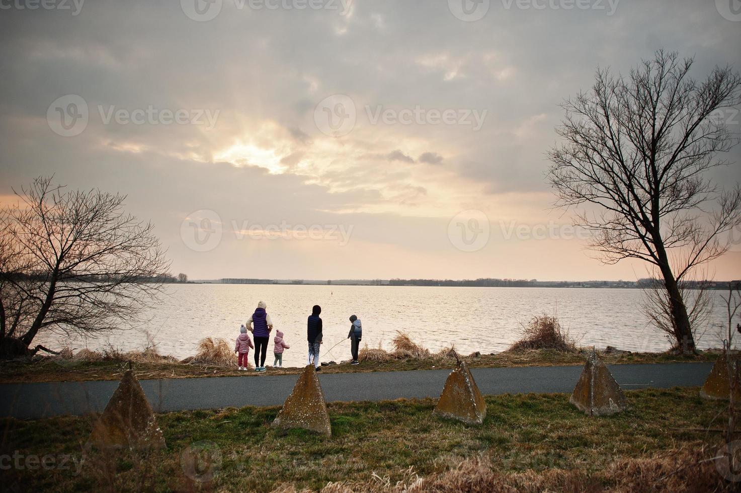 Mutter mit Kindern am Ufer des Sees. foto