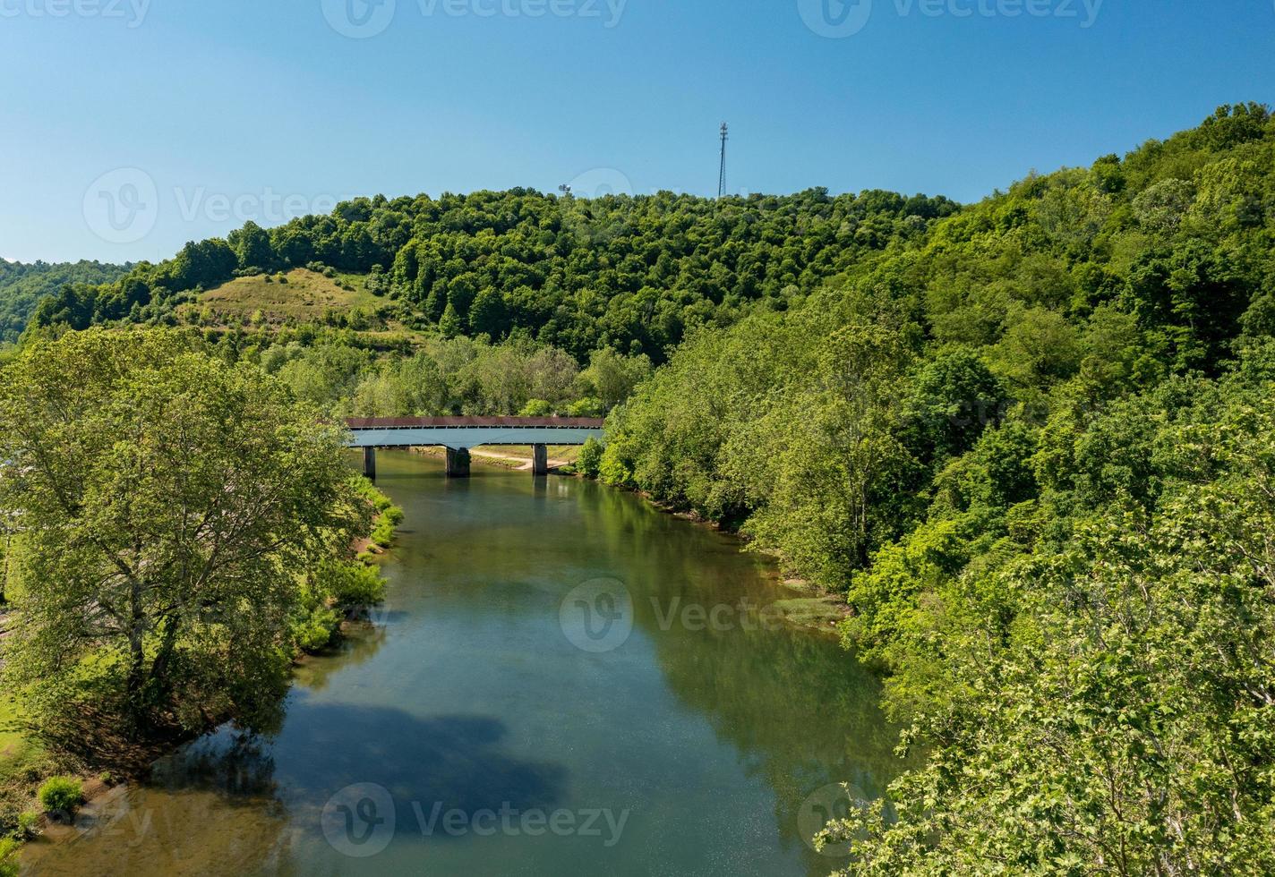 die berühmte historische gedeckte brücke, die nach phillippi in west virginia führt foto