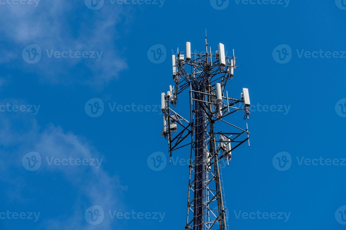 handy oder mobiler serviceturm mit breitband-internetdienst gegen blauen himmel foto