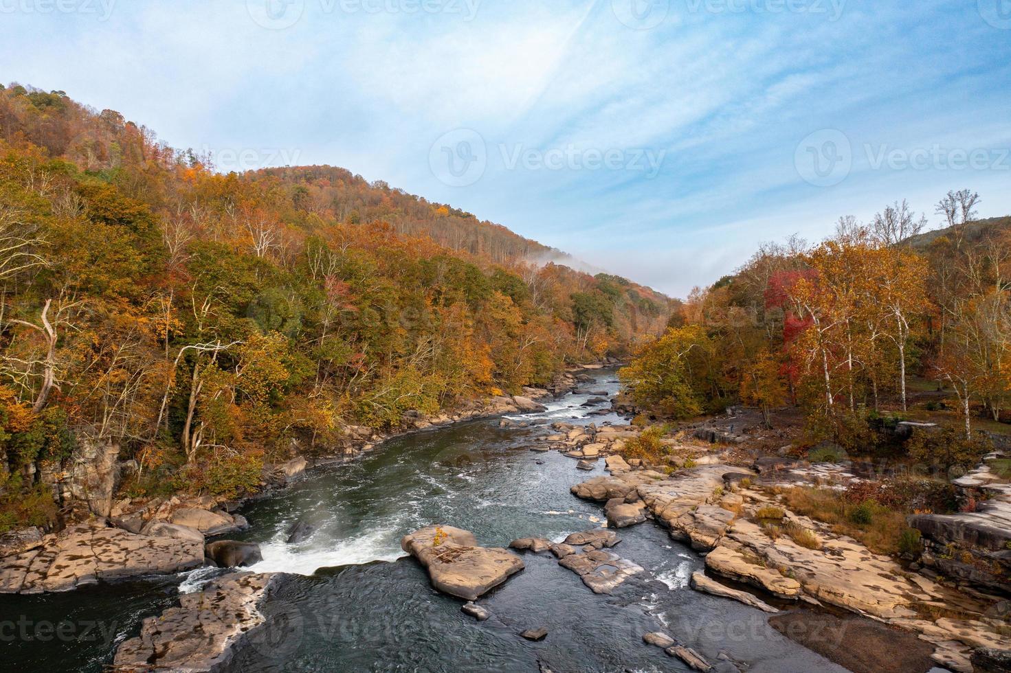 Tygart River im Tal fällt an einem nebligen Herbsttag foto