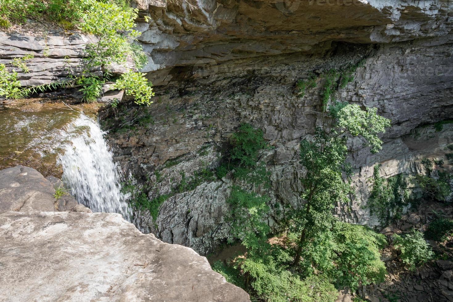 Wasserfall an den Ozonfällen in Tennessee, der den Rand der Schlucht zeigt foto