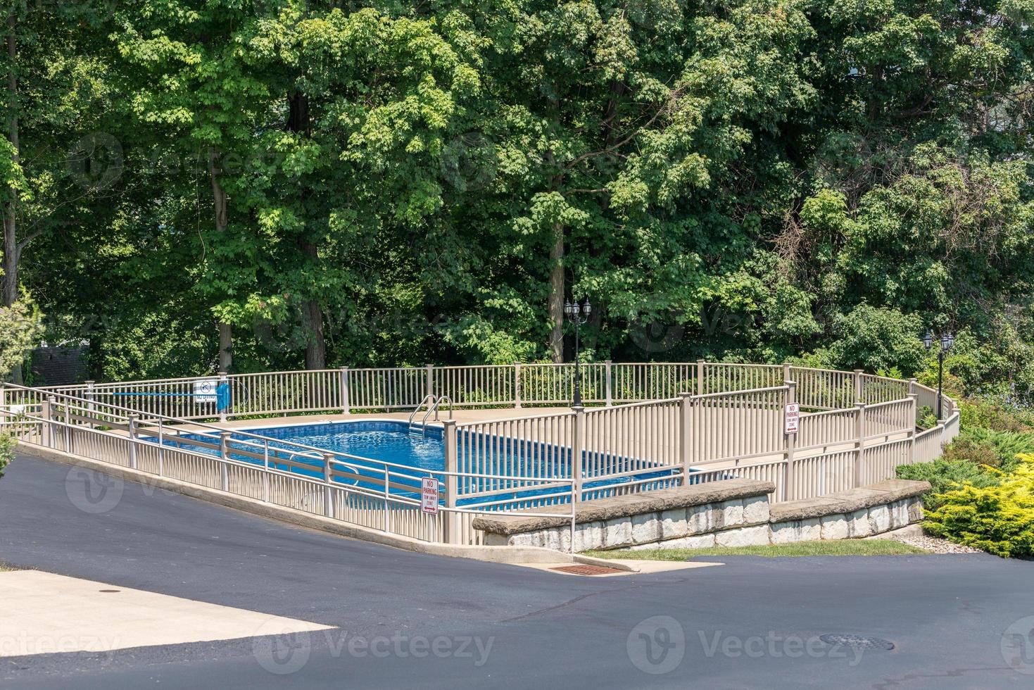 Gemeinschaftspool im Sommer, den niemand benutzt foto