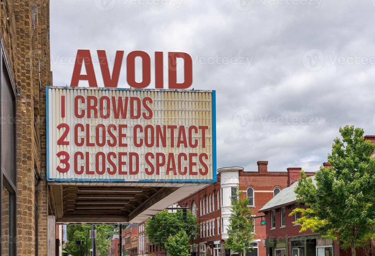 Kino-Plakatwand mit Vermeidung des Coronavirus oder der Covid-19-Epidemie, indem Menschenmassen, enger Kontakt und geschlossene Räume vermieden werden foto