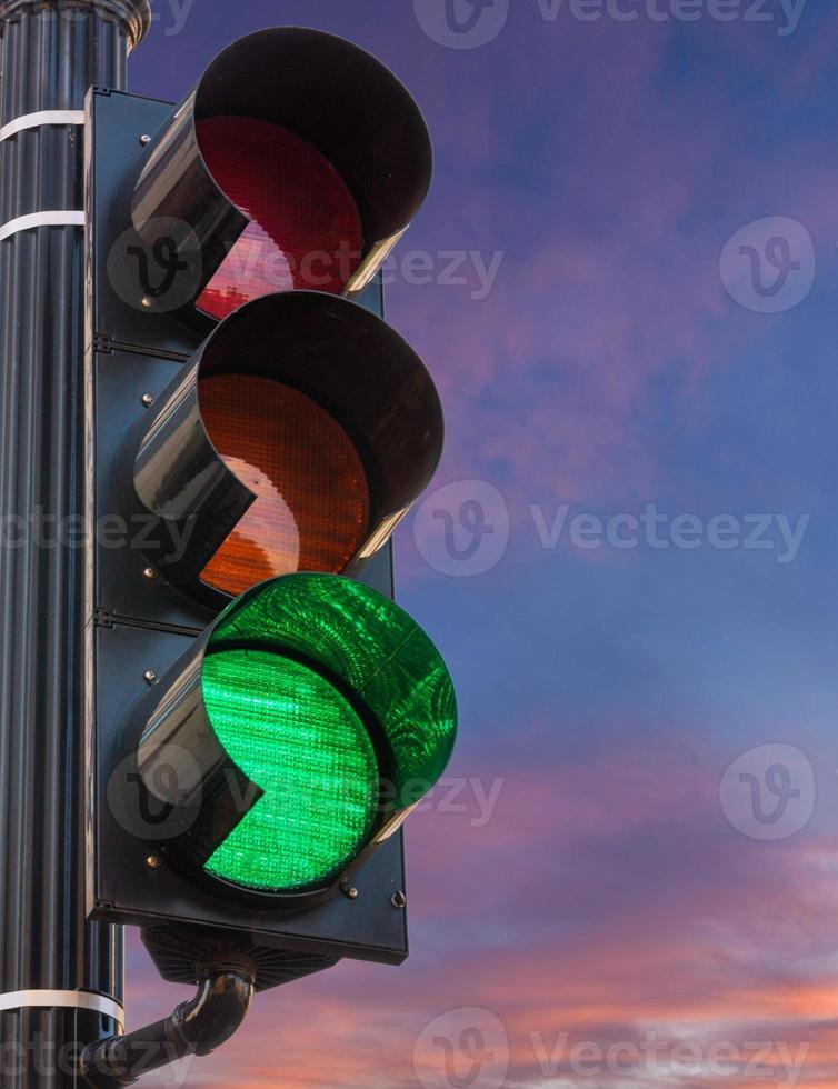 grünes licht auf ampel gegen sonnenaufgang als konzept für hoffnung foto