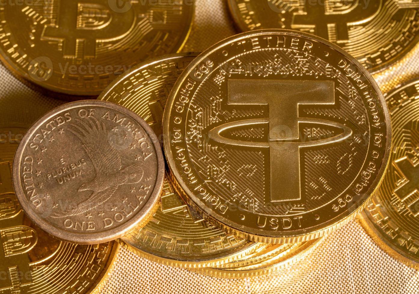 Tether-Coin-Konzept, das als Möglichkeit zum Handel mit Bitcoin und anderen Altcoins mit einer Ein-Dollar-Münze verwendet wird foto