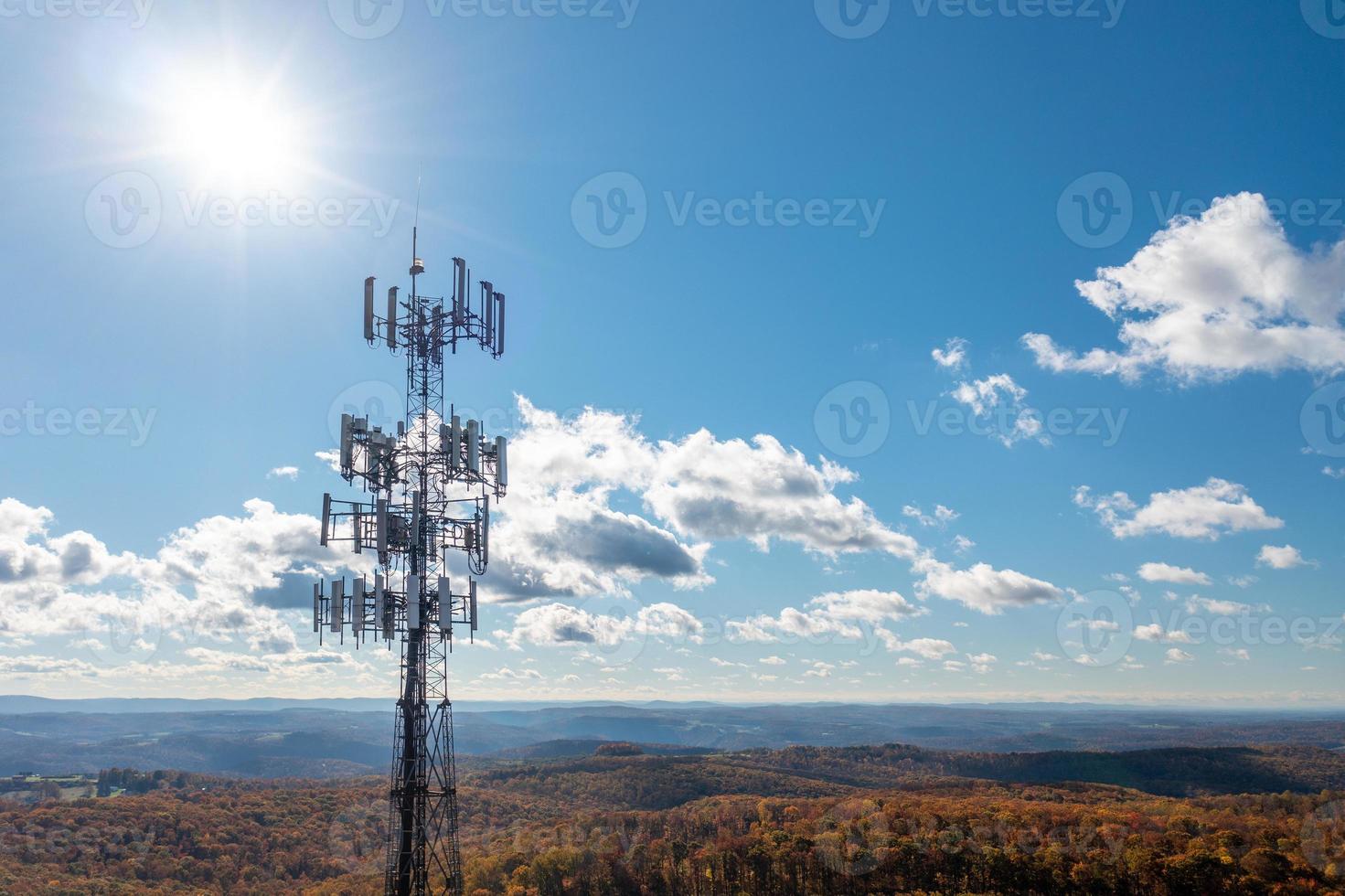 handy- oder mobiler serviceturm in einem waldgebiet von west virginia mit breitbanddienst foto