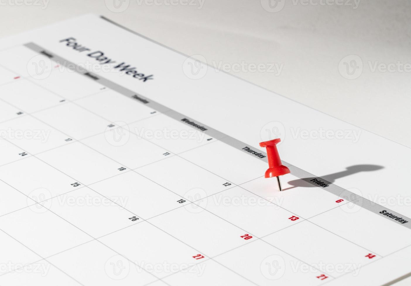 Kalender, der eine viertägige Arbeitswoche darstellt, wobei freitags ein Urlaubstag ist foto