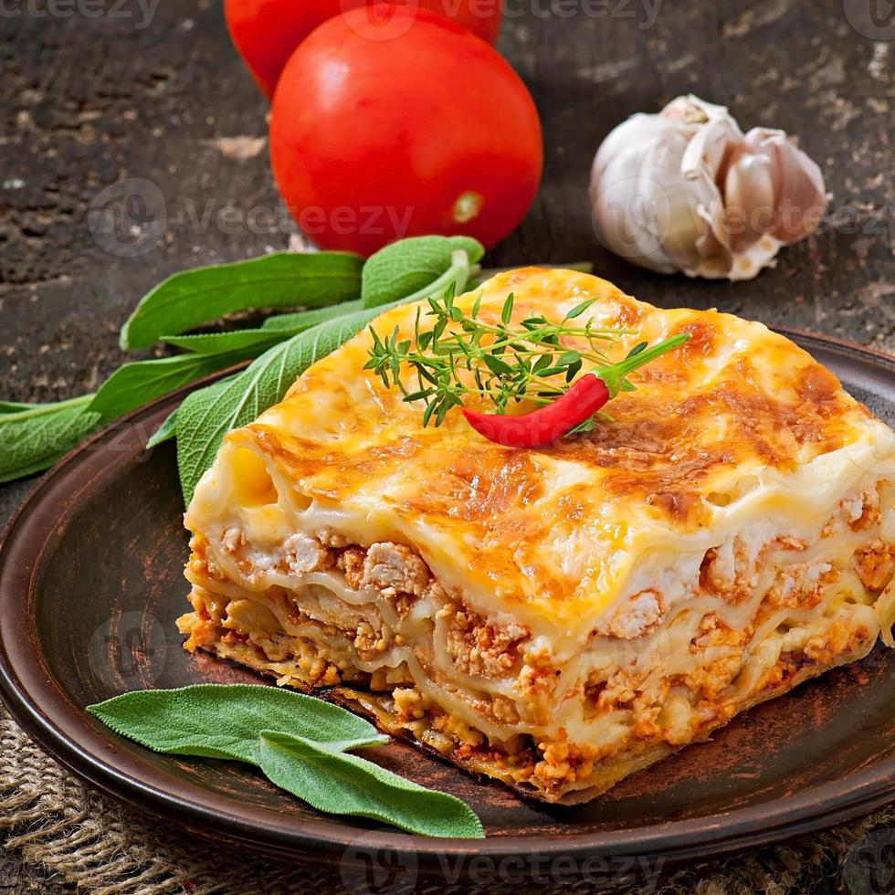 klassische Lasagne mit Bolognese-Sauce foto