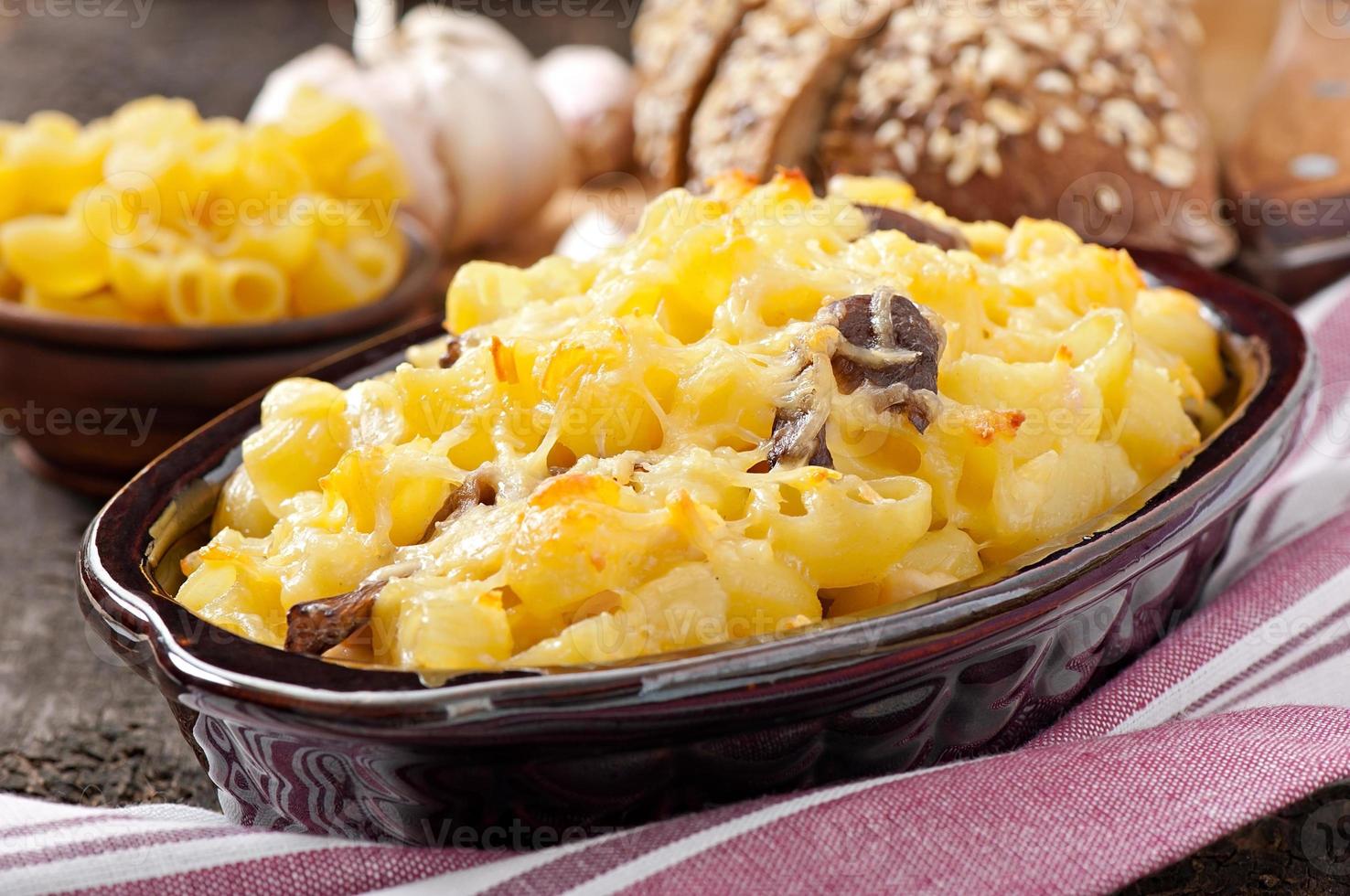 Makkaroni mit Käse, Huhn und Pilzen im Ofen gebacken foto