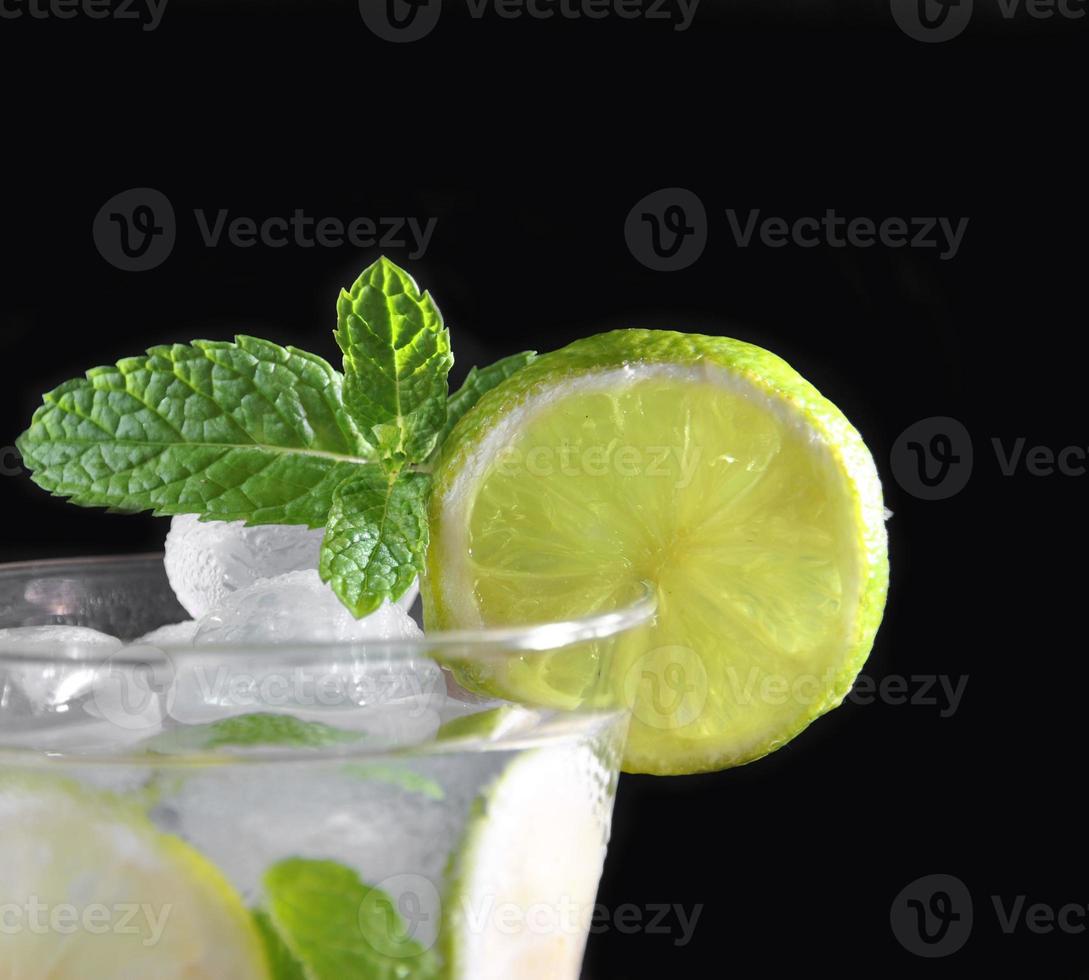 Glas Mojito-Cocktail mit Minze foto