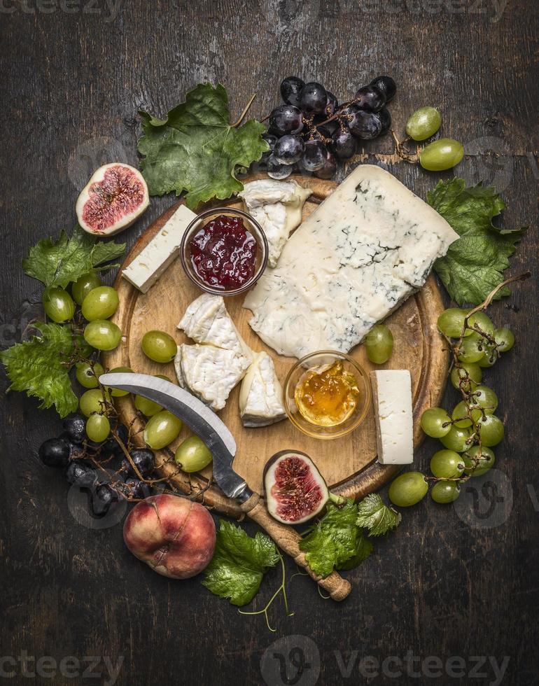 Käseteller Gorgonzola und Camembertkäse mit Messer für Käse foto