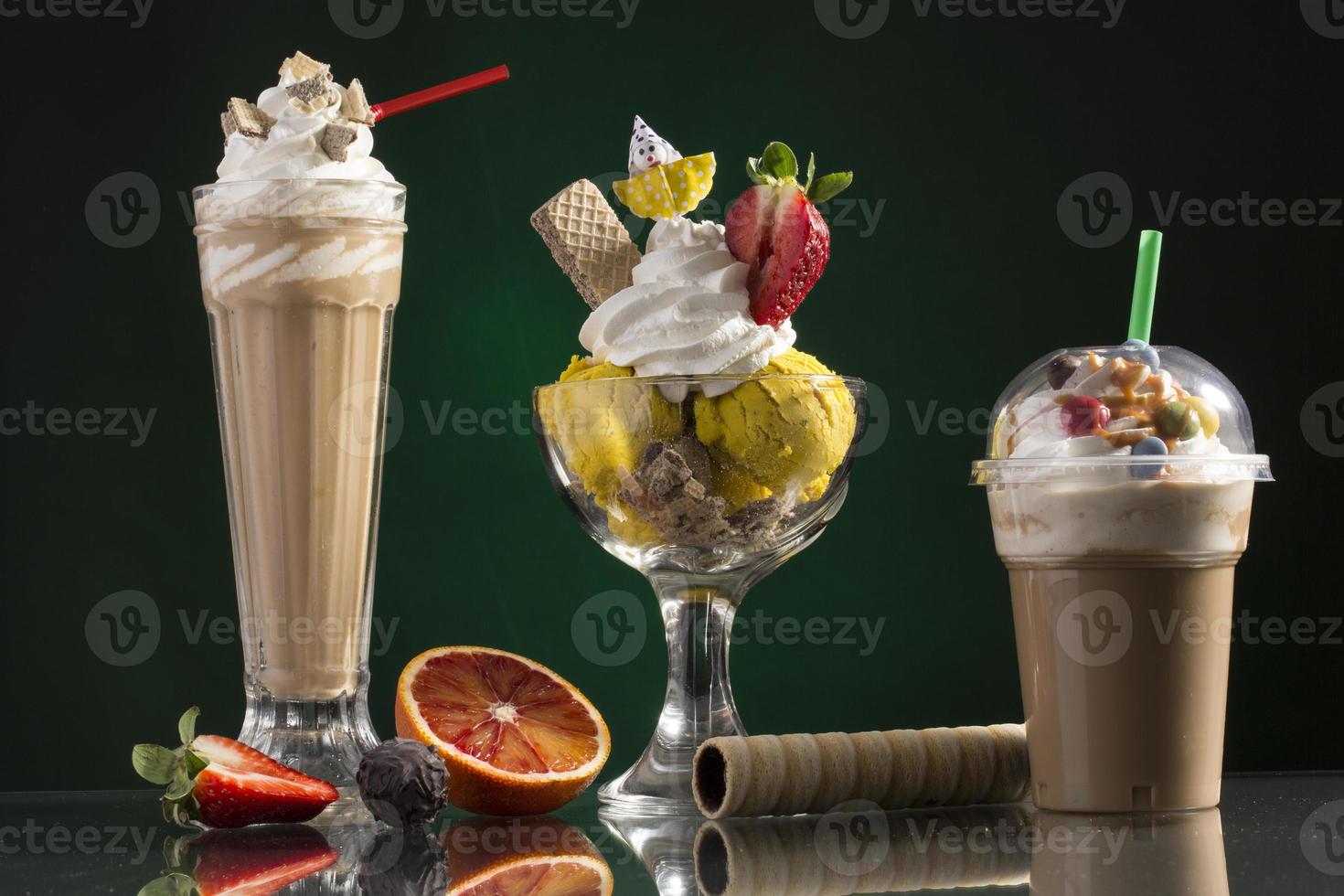 Eiskaffee und Eiskaffee zum Mitnehmen und neapolitanische Tasse dekoriert foto