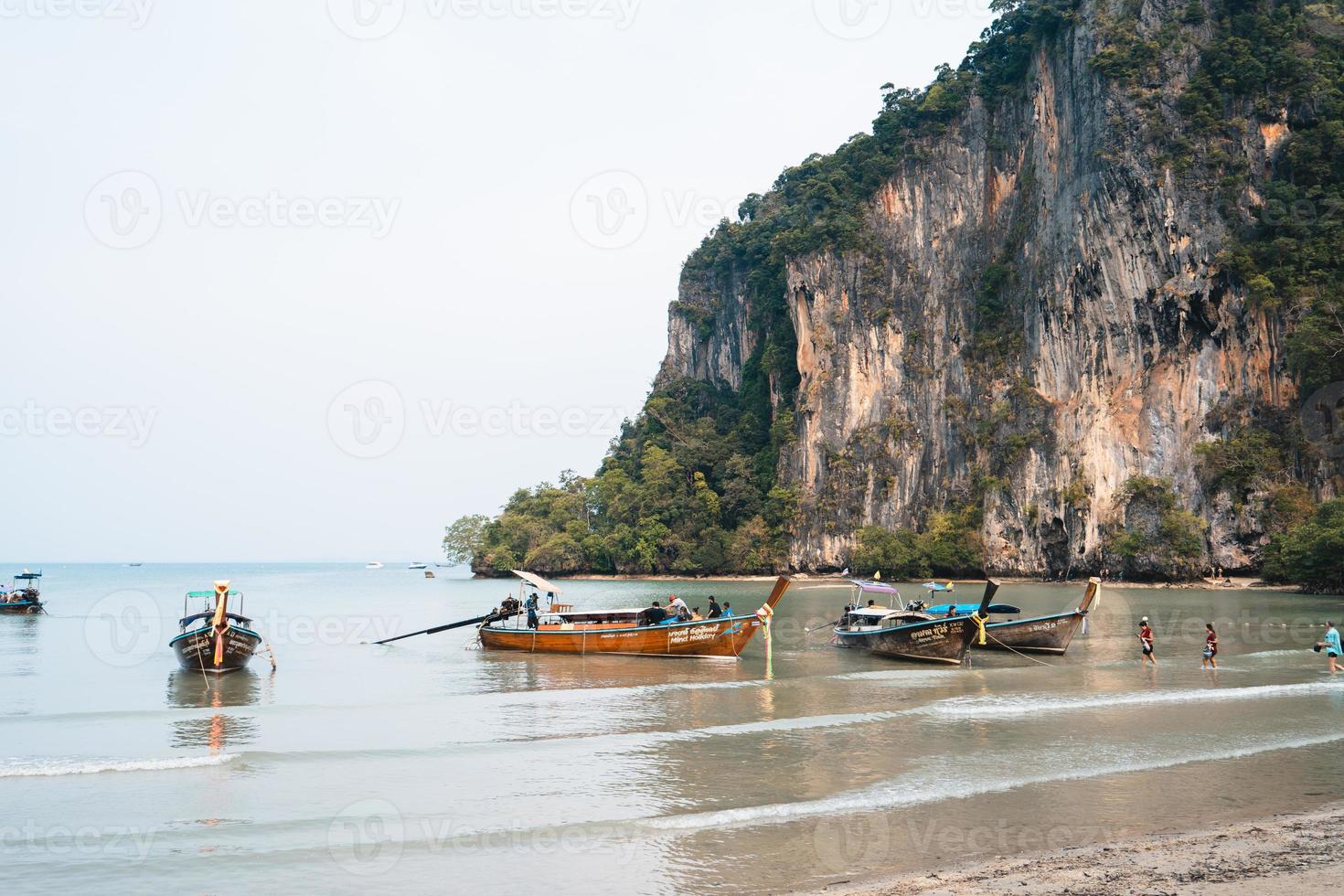 reise, meer und felsige berge in thailand foto