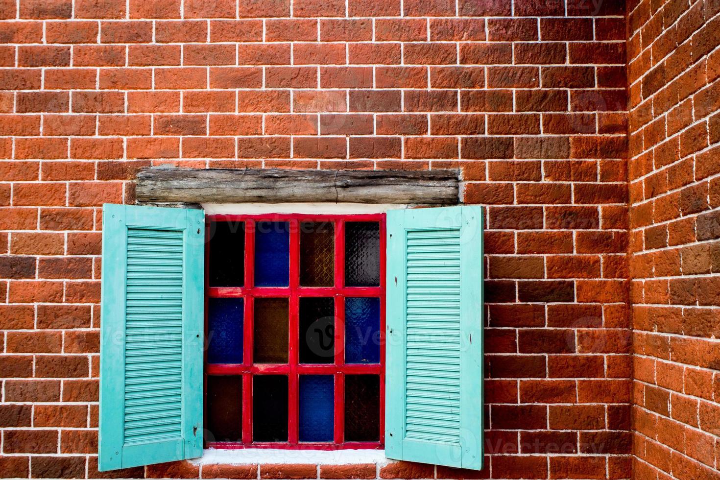 Vintage-Fenster auf rotem Backsteingebäude foto