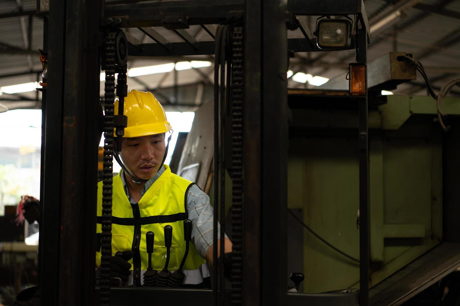 asiatischer Mechaniker, der in einer mechanischen Fabrik arbeitet und alte Maschinen repariert foto