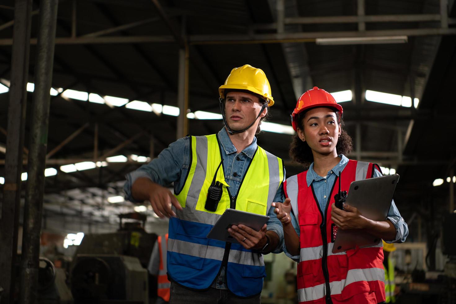 der ausländische Chefingenieur kam, um die alte mechanische Fabrik zu inspizieren. es gibt eine afrikanische mechanikerin, die details und fortschrittsberichte erklärt foto