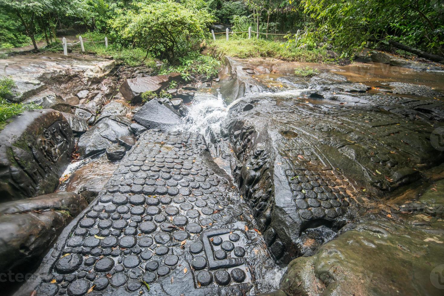 kbal spean wasserfall der mysteriöse ort des alten khmerreiches in siem reap, kambodscha. foto