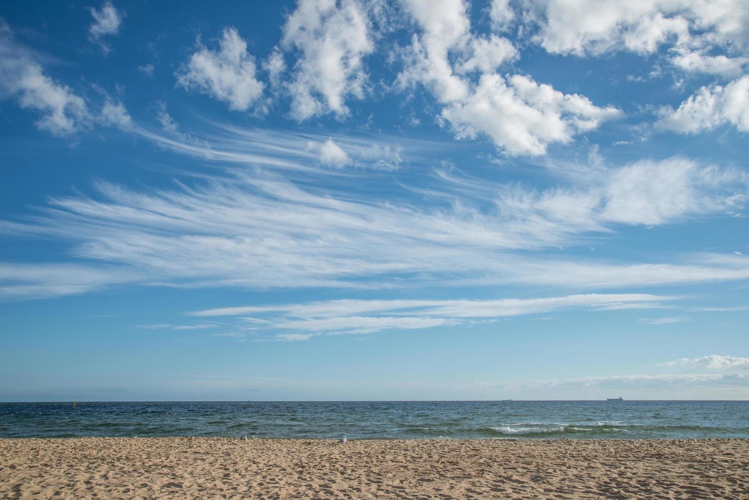 der himmel und der sandstrand von st.kilda, melbourne, australien. foto