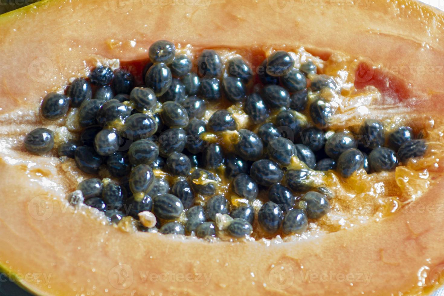 Detail der Hälfte der frischen reifen Papaya. foto