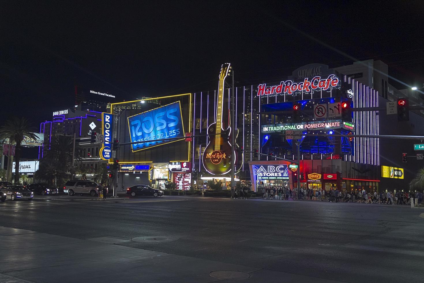 las vegas, nv, usa - 30. august 2017. leute, die in las vegas strip vor dem hard rock cafe spazieren gehen. foto