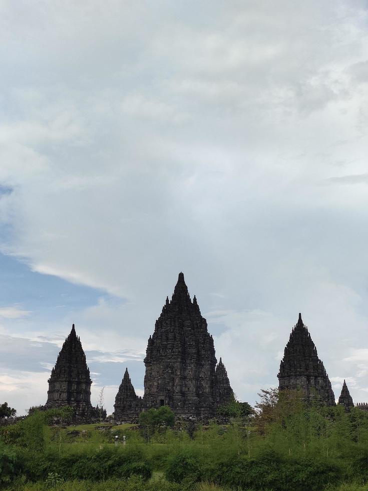 ein blick auf dieses historische denkmal in indonesien ist der prambanan-tempel foto