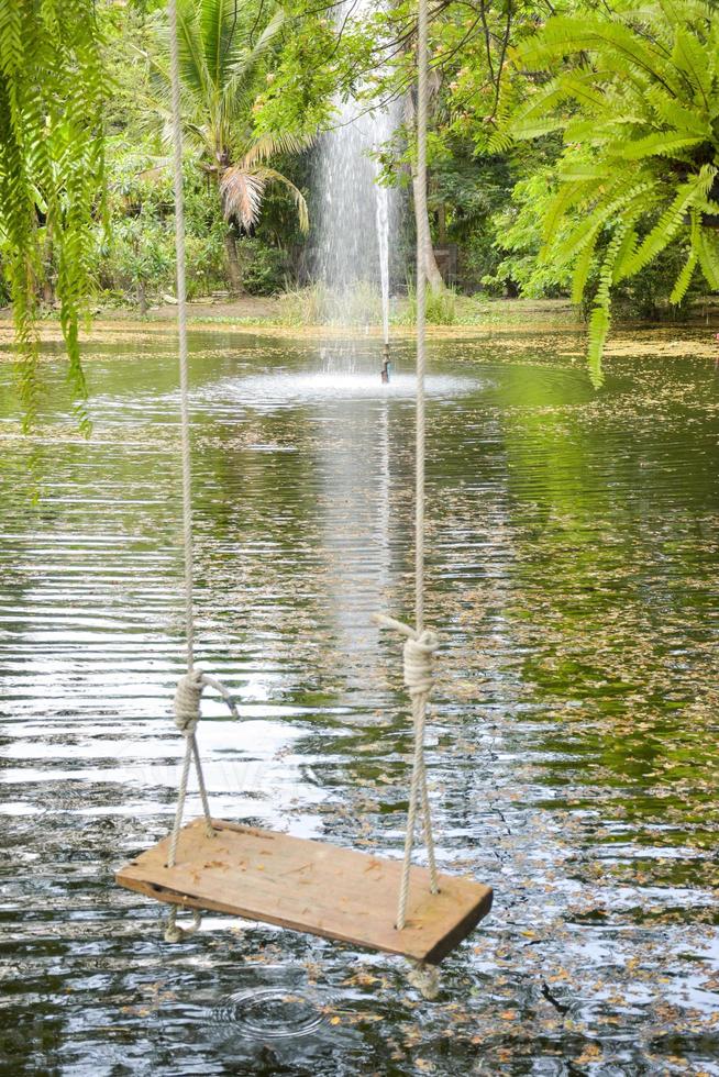 Entspannen Sie sich in einer Holzhängematte am Wasser foto