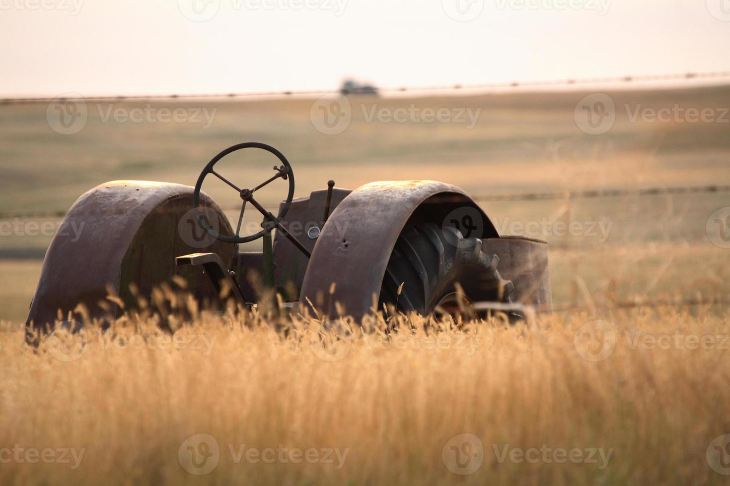Ausrangierter antiker Traktor in Saskatchewan foto