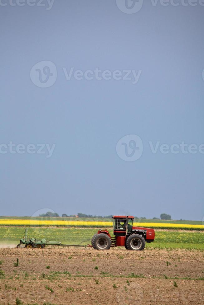 ein landwirt aus saskatchewan, der sein feld pflügt foto