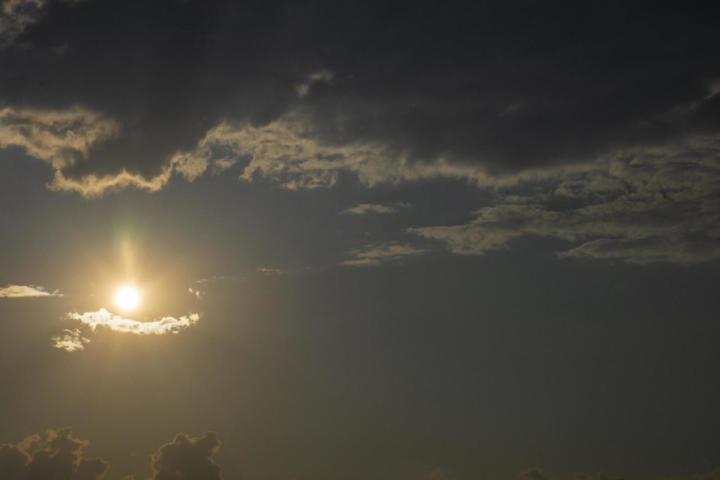 farbenfroher Himmelkonzepthintergrund schöner und atemberaubender Sonnenuntergang mit dämmerungsfarbenem Himmel und Wolken. foto