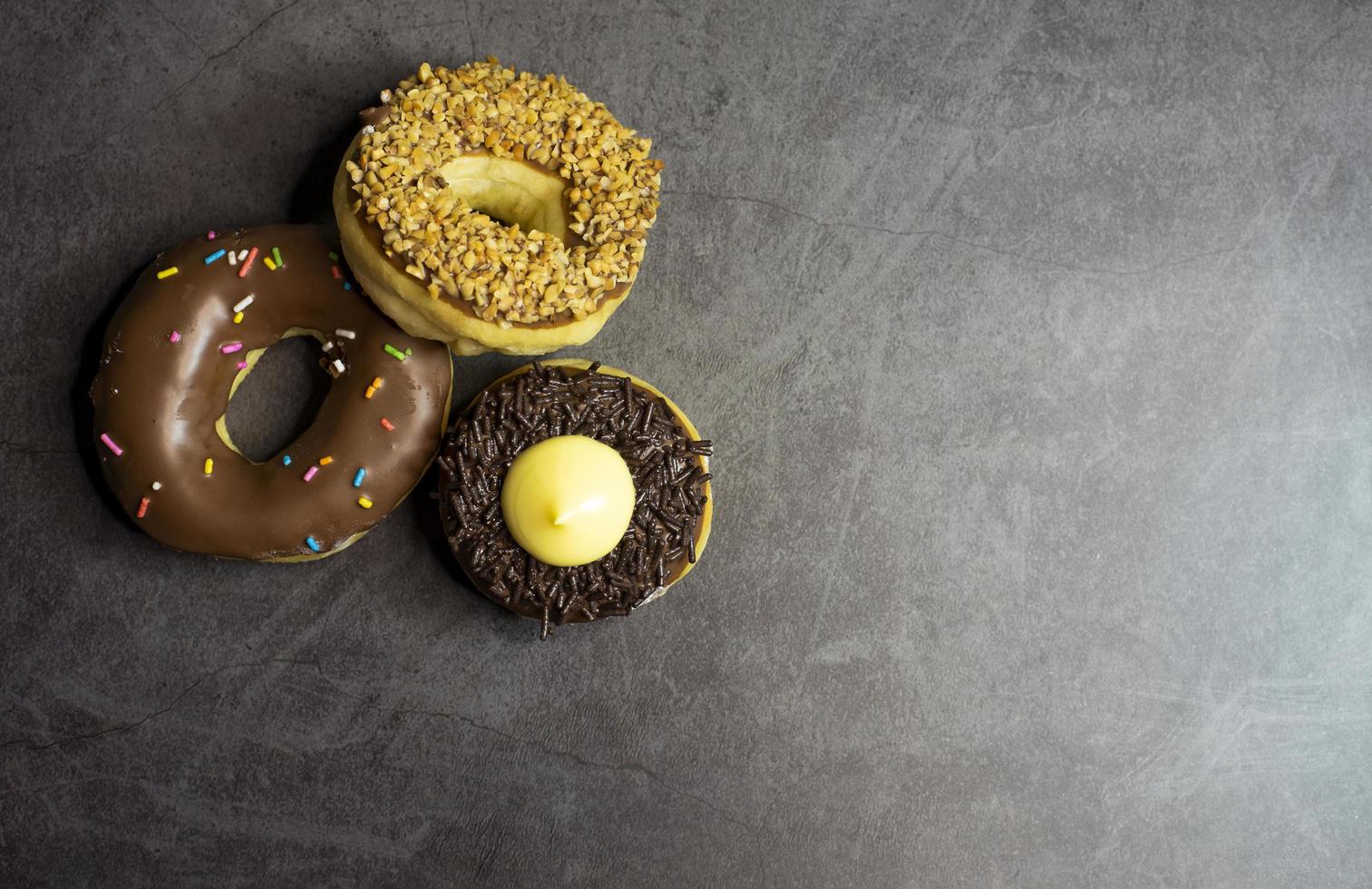 Donuts auf dunklem Hintergrund foto