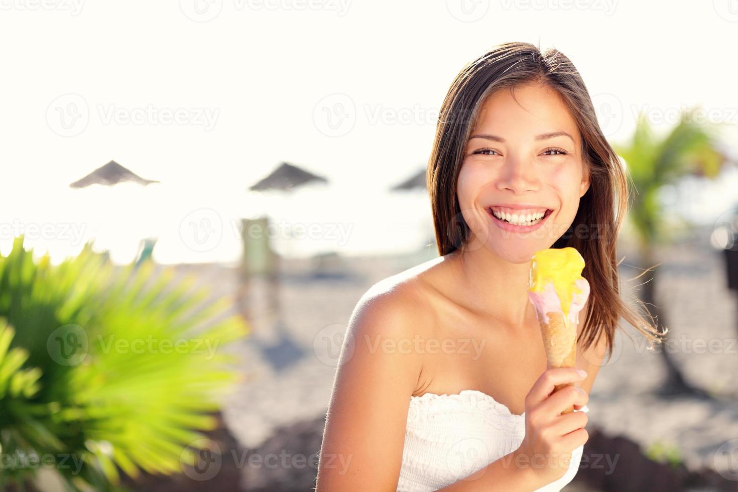 Frau, die Eis isst foto