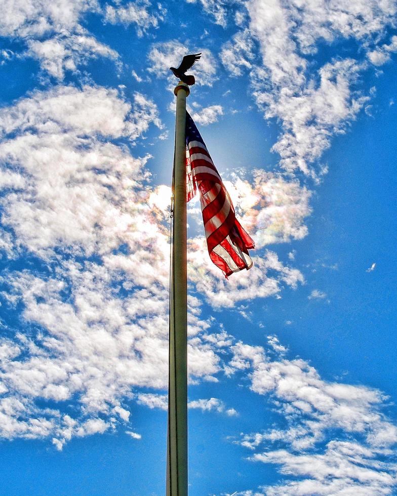 amerikanische flagge mit einem sonnenstrahl dahinter foto