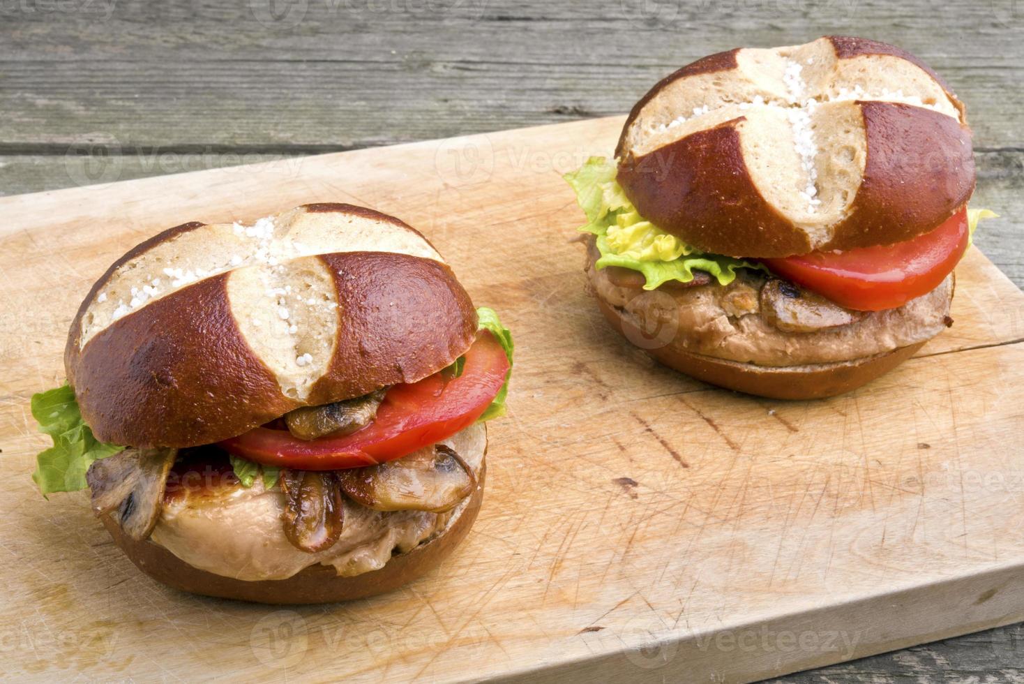 Gegrilltes Schweinesteak-Sandwich (Burger) mit Pilzen foto