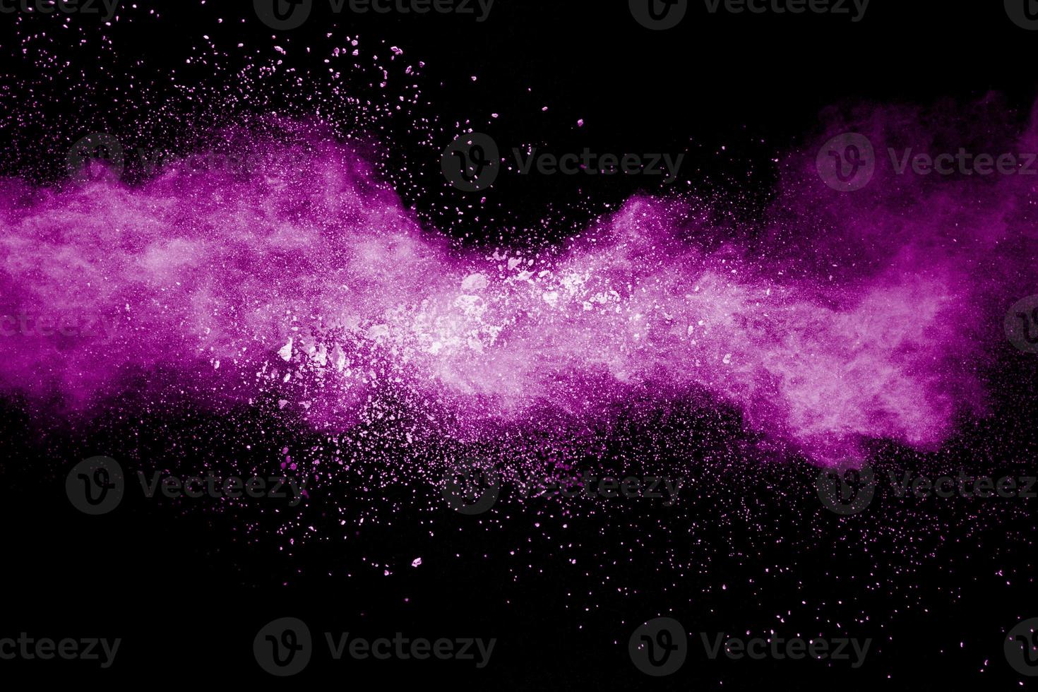 rosa pulverexplosion auf schwarzem hintergrund. foto