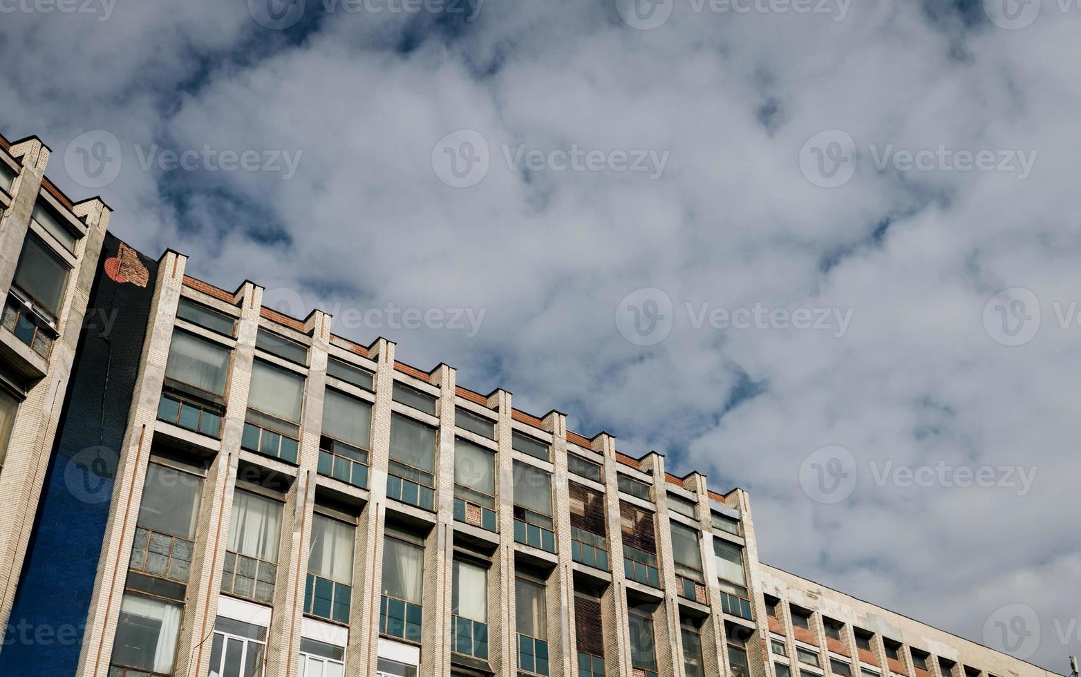 brutalistische Architektur gegen den Himmel foto