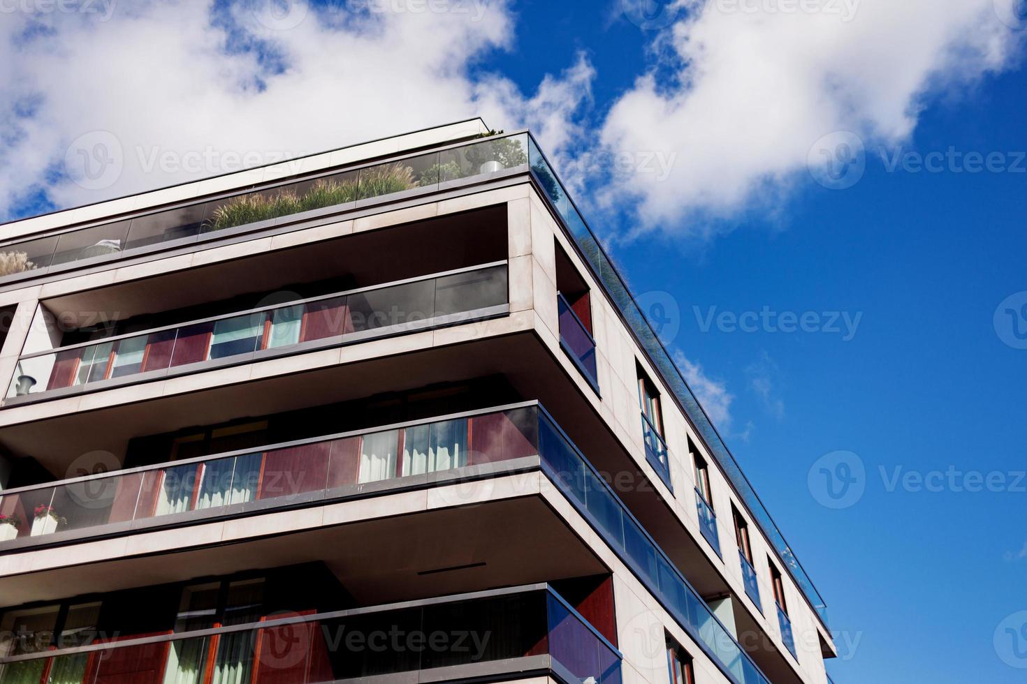 Modernes Gebäude mit vielen Fenstern foto