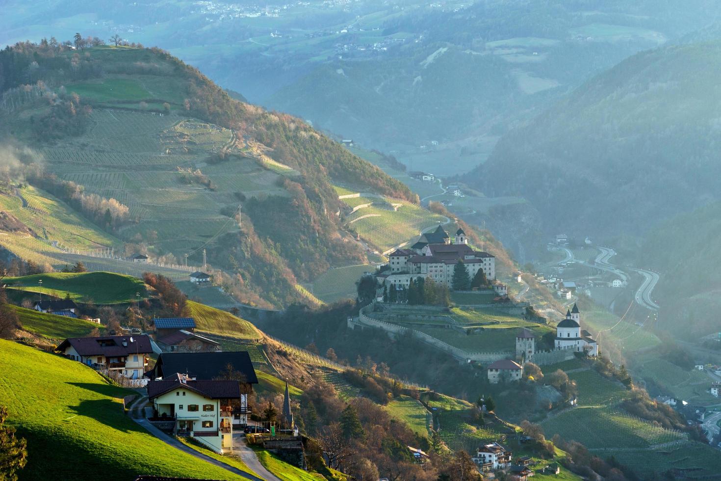 Blick auf Villanders im Morgengrauen foto