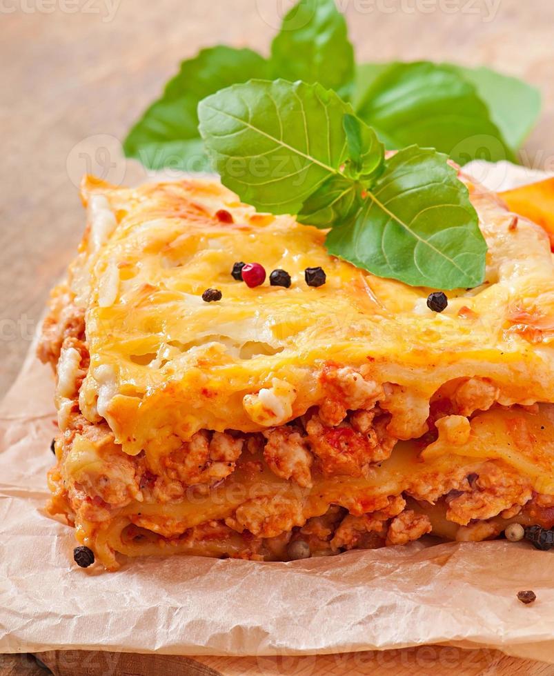 klassische Lasagne mit Bolognese-Sauce foto